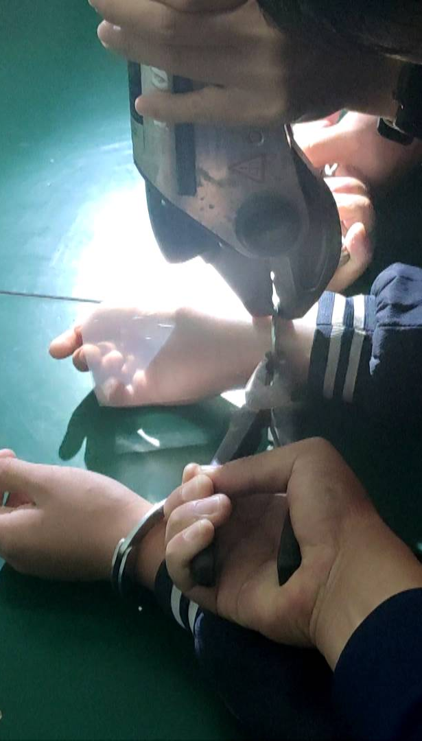 "熊孩子"捡到一副玩具手铐,结果将弟弟铐进了消防站