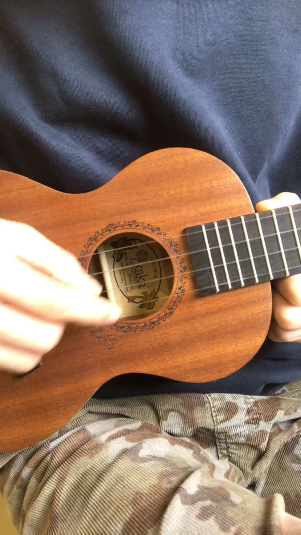 尤克里里右手拨弦方法