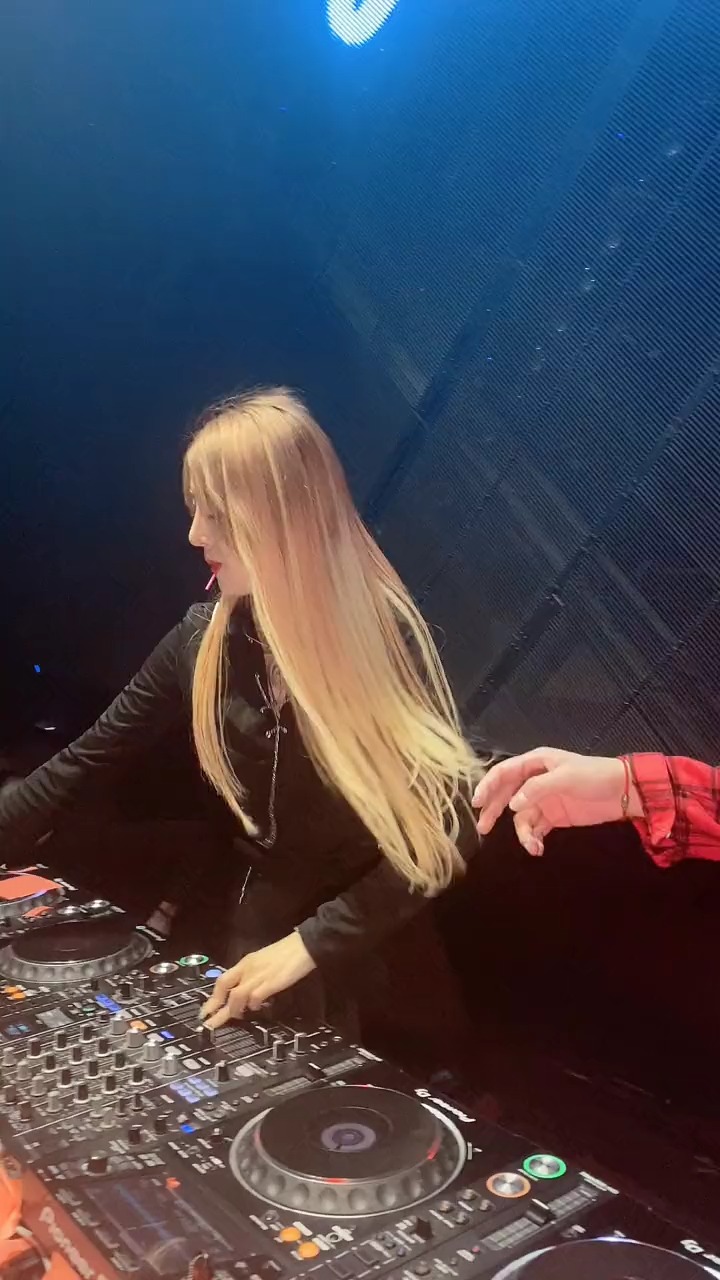 我们做dj的都很够意思 从来不把mc的秘密告诉别人～ djumi