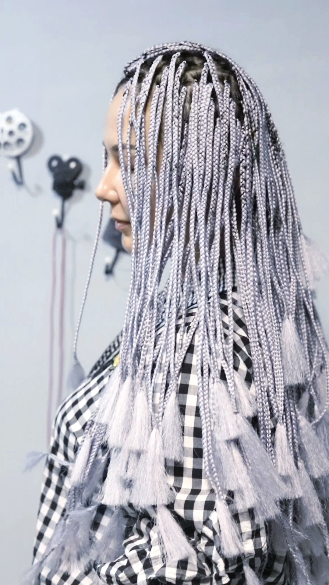 俄罗斯小姐姐为何满头灰色头发.日常编发.