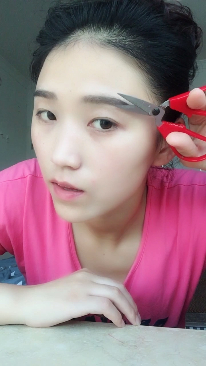 有没有跟我一样的,用剪刀修眉毛,完全靠运气,稍不留神就废了,就得等着