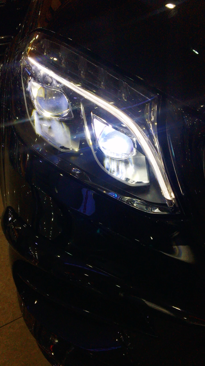 2018款奔驰gls比较个性十足的鹰眼大灯,配有led灯源,可以穿透前方好几