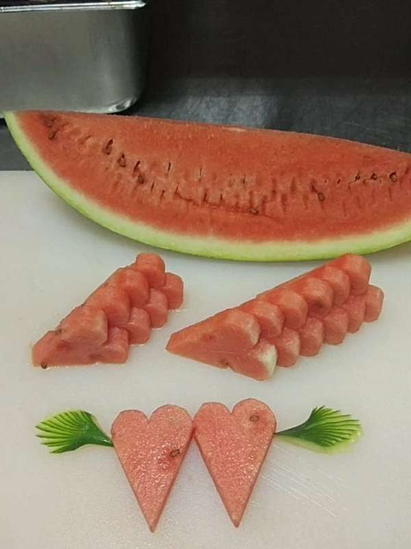 表白小姐姐用西瓜切的爱心会成功吗?