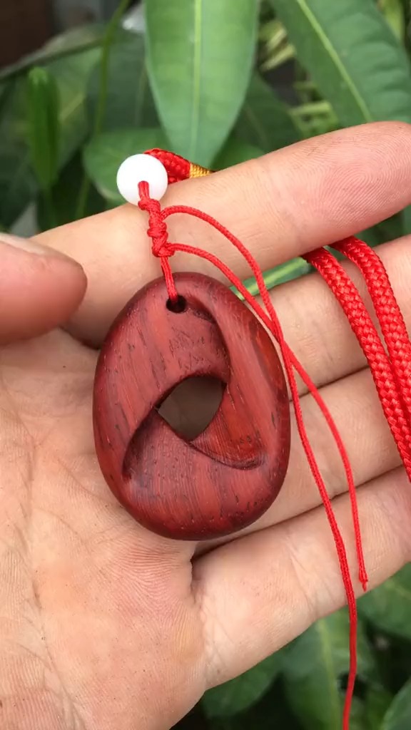 这个吊坠的名字叫三世轮回,看起来真的很漂亮