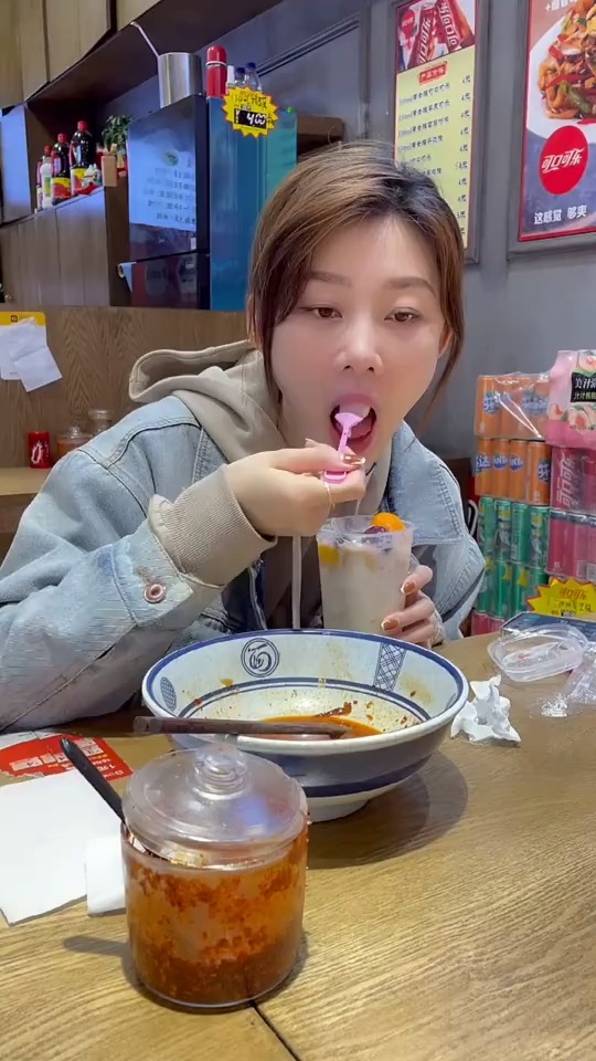 看美女吃饭也是一种享受