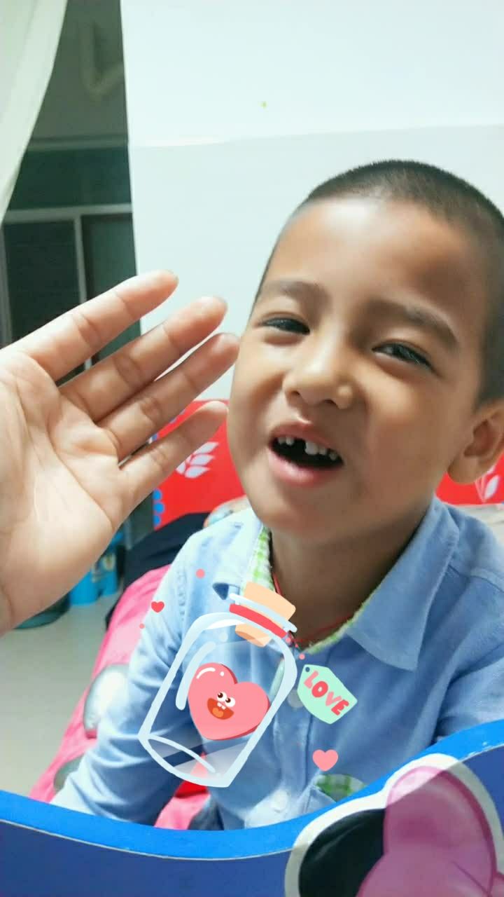 小手指受伤,儿子给我吹吹,吹着吹着说没空气了,要休息下才有空气了