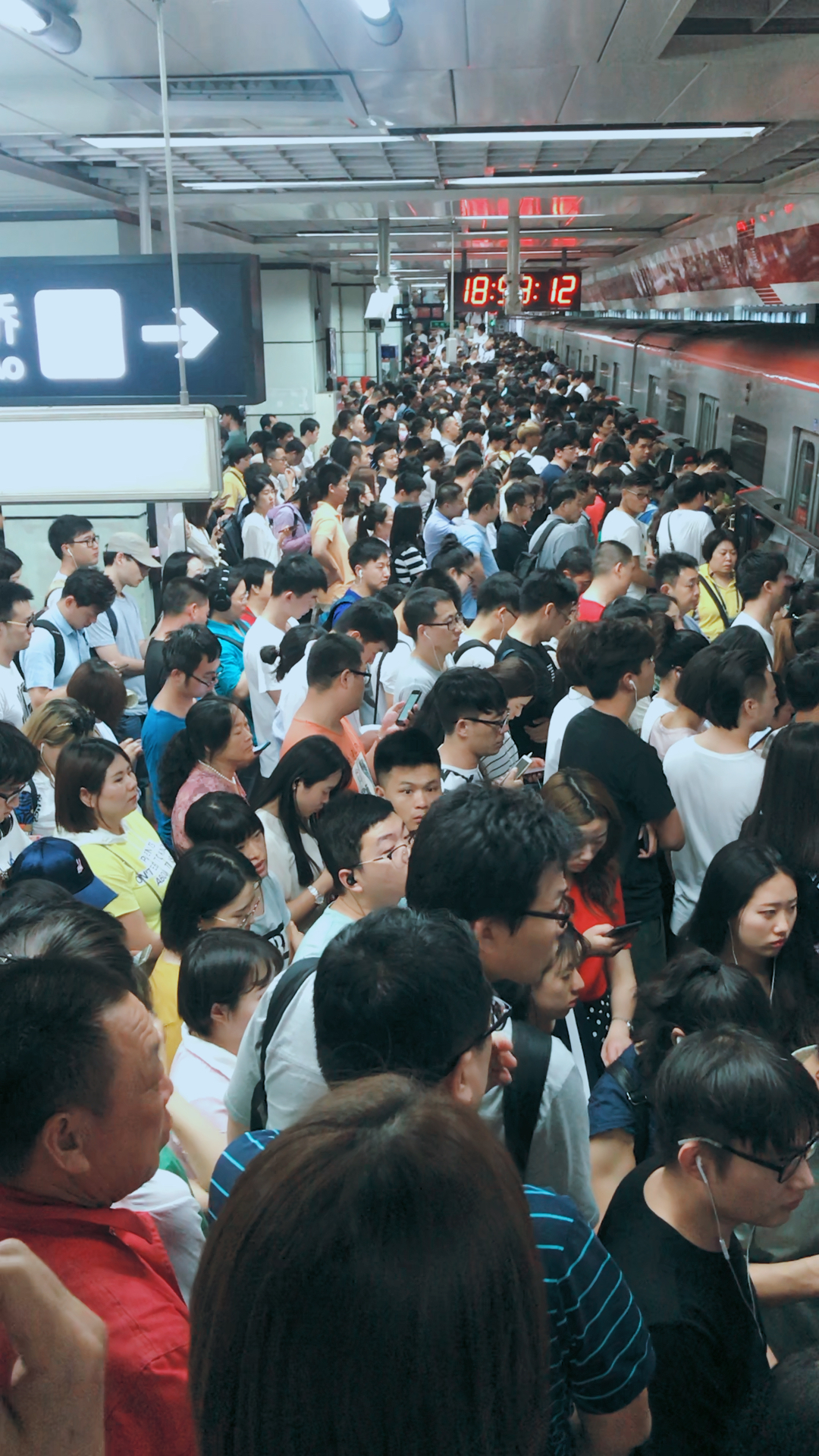 每天都要这样挤地铁上下班06
