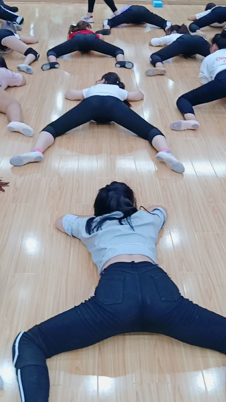 中国舞横叉练习青蛙趴