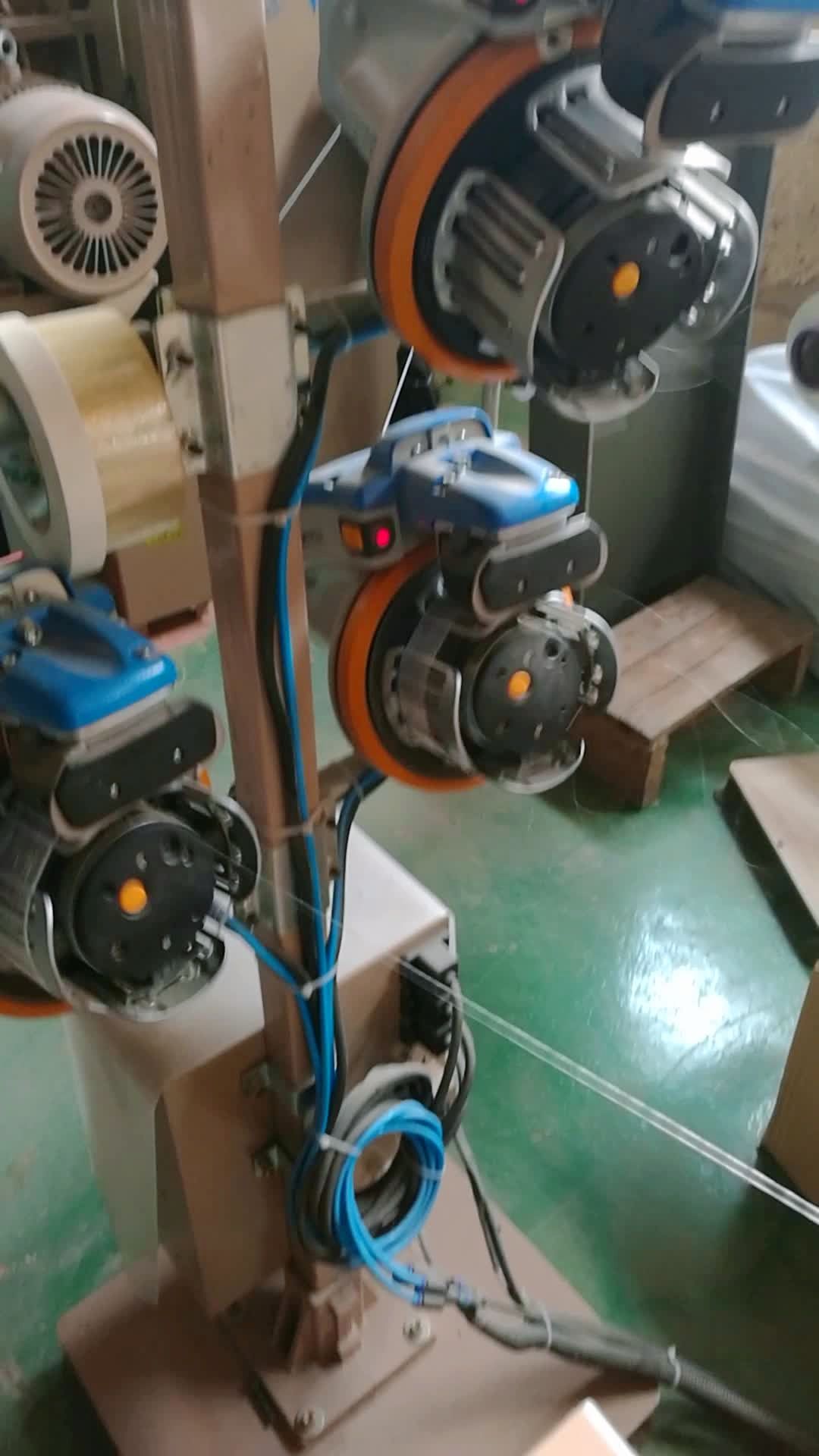 喷气织机机器可能有毛病,储纬器排纬不正常,才出现一条条纹印.