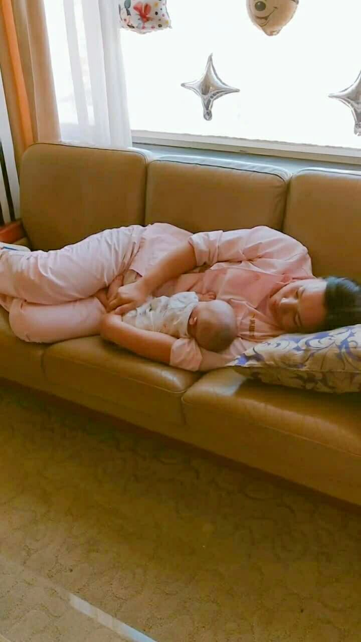 宝宝抱着睡放下醒的,可以侧身哄睡慢慢过度!