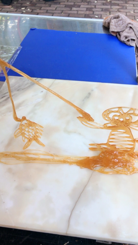 立体糖画  小猴子钓鱼!朋友们喜欢吗93?喜欢就点点关注吧!