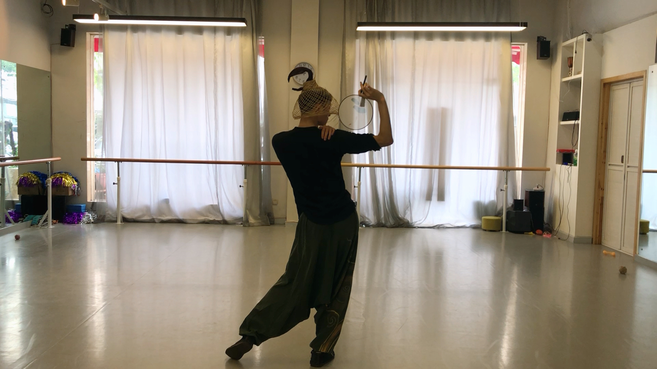 刘坤老师  即兴试扇>>大家一起来猜一下新的舞蹈会是什么呢96