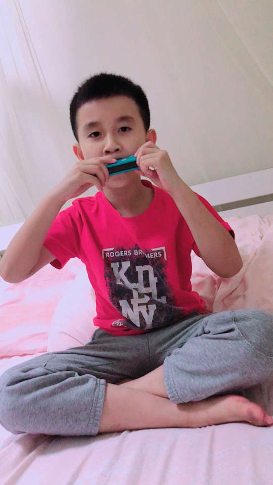 这个小男孩这个点还迷上了吹口琴959595根本停不下来,有哪个