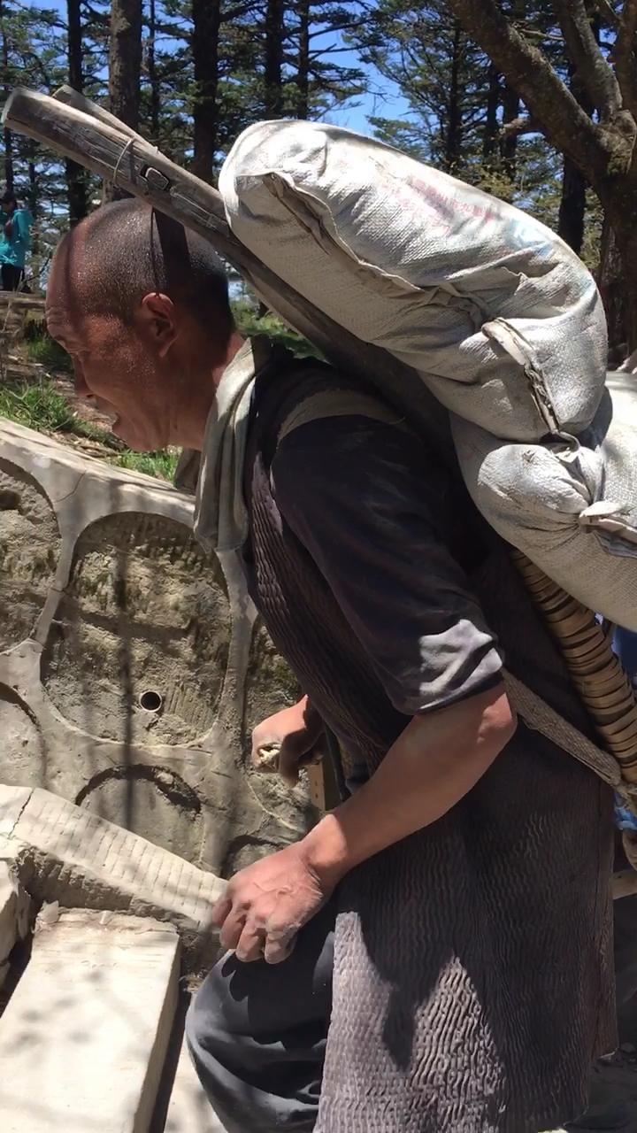 当你抱怨生活的时候看看这群峨眉山挑夫,你还有什么资格不努力!