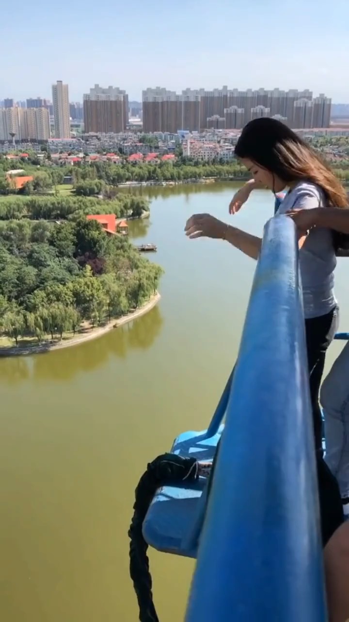 美女挑战蹦极吓坏了