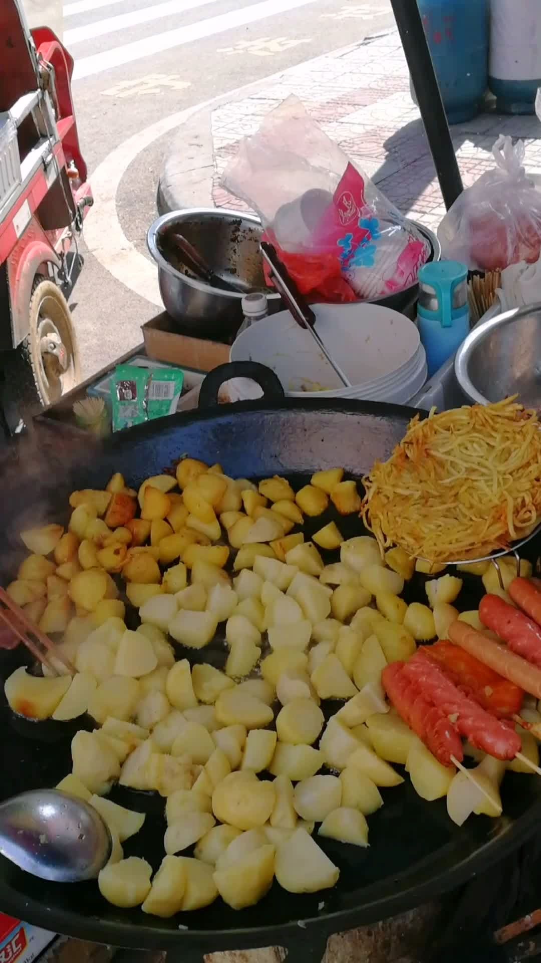巫溪街头美食——洋芋丝粑粑,又叫十五的月亮!