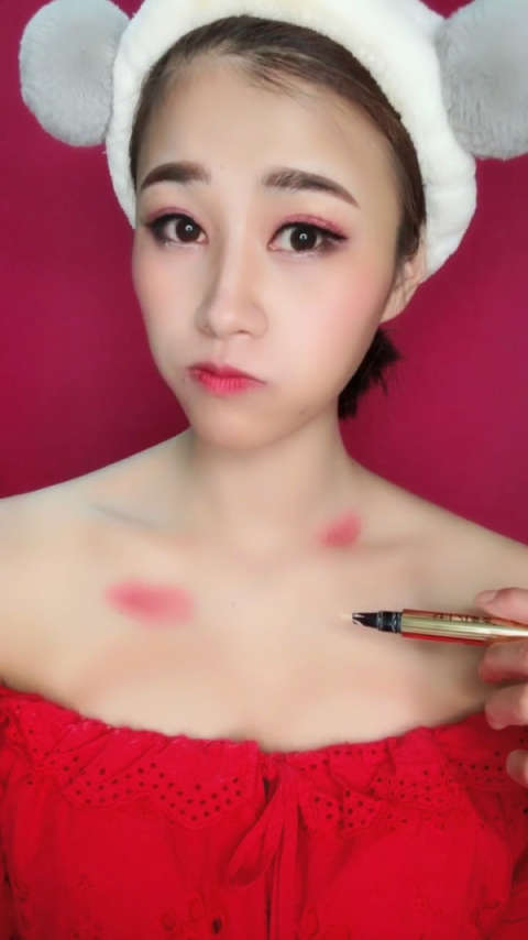 脖子被种小草莓,出门太尴尬,赶紧给它遮住