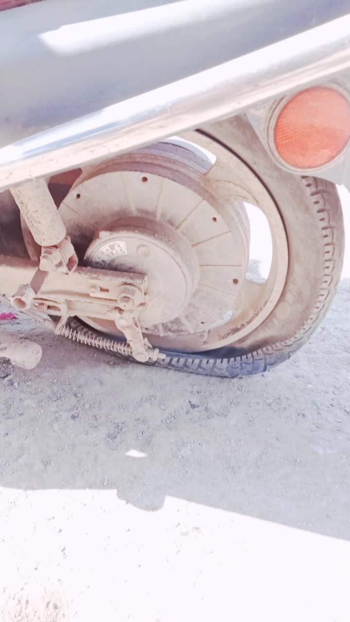 车胎爆了,等待救援