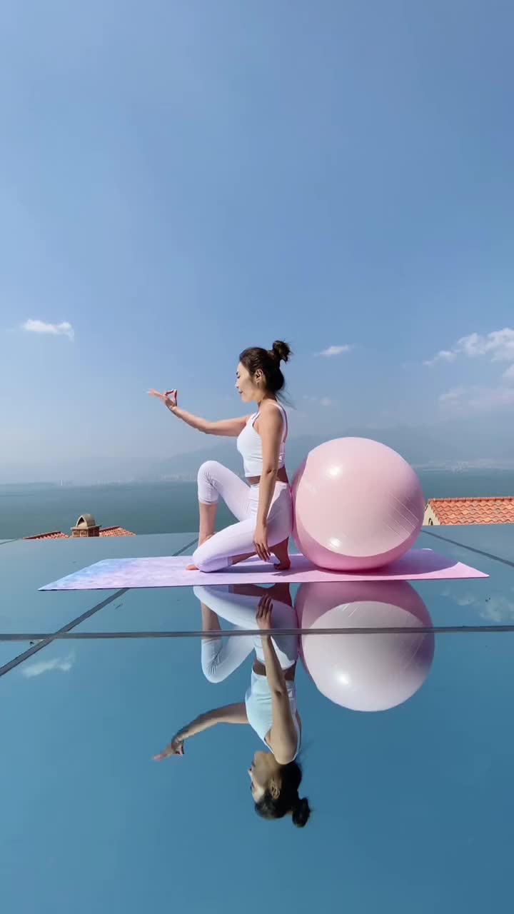 分享一个用瑜伽球开肩美背 拍美照的动作