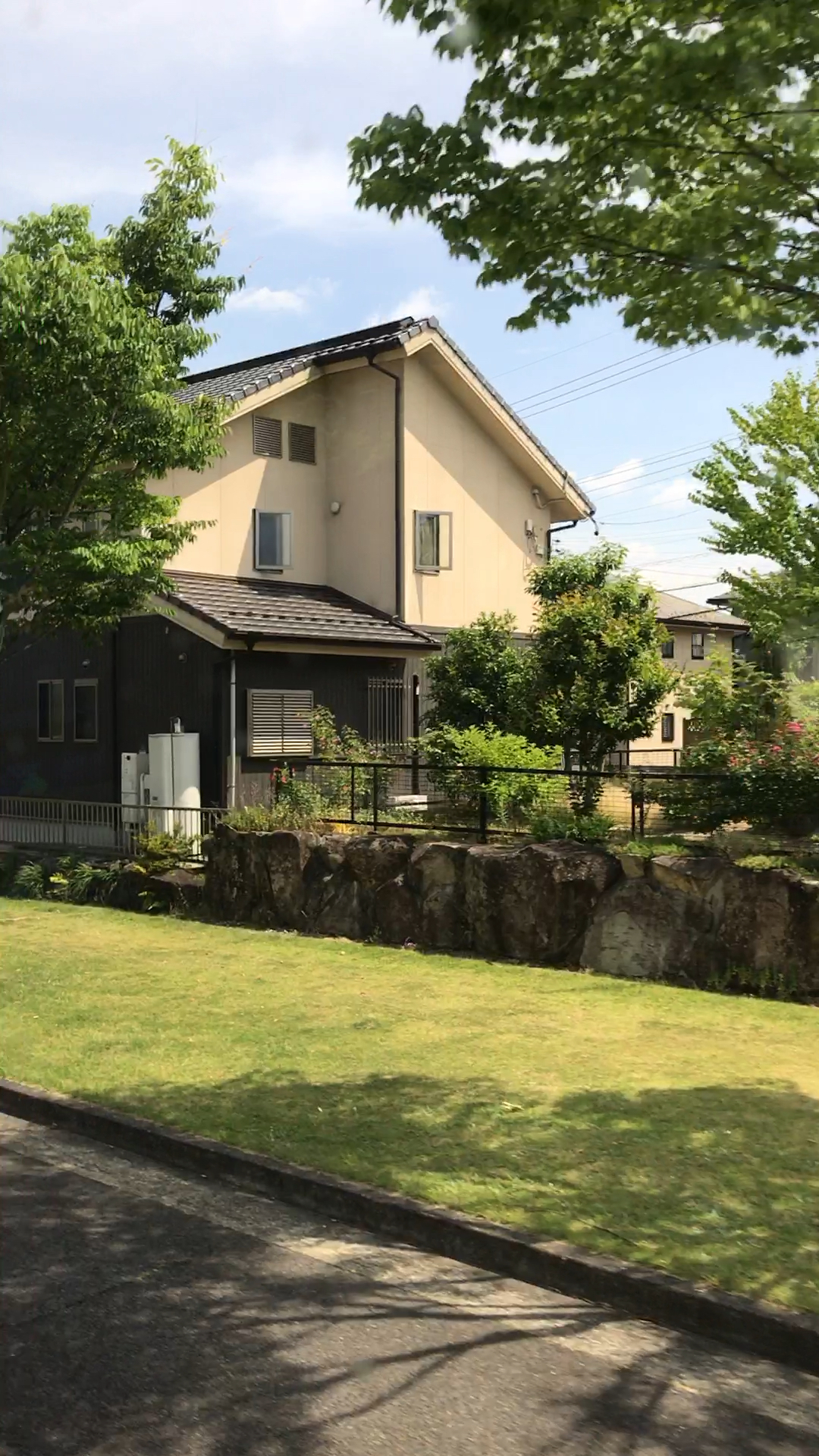 日本乡村的建筑风格.和动画里的一样.家家一户建.而且干净到不行