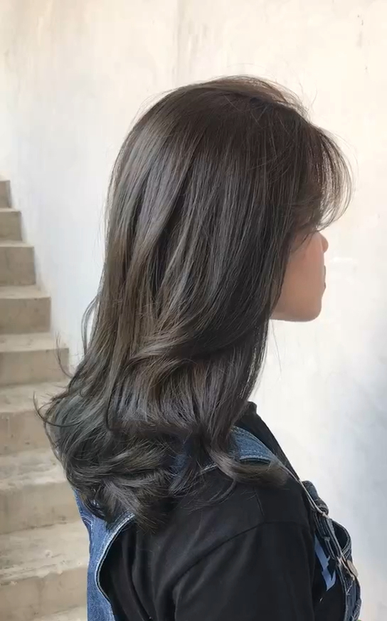 今天染的深灰发色 没染之前是两节色一节黑一节黄 没有继续漂 直接染