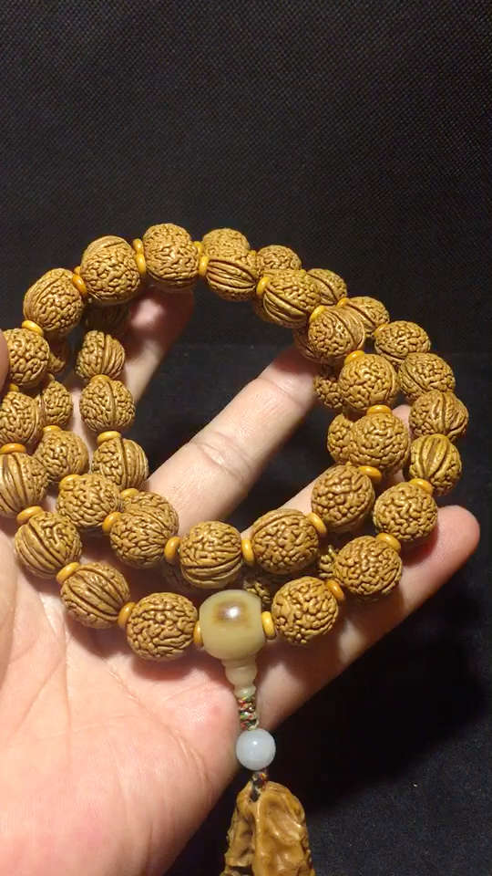 极品野生脑纹山桃核 配异形核桃挂坠