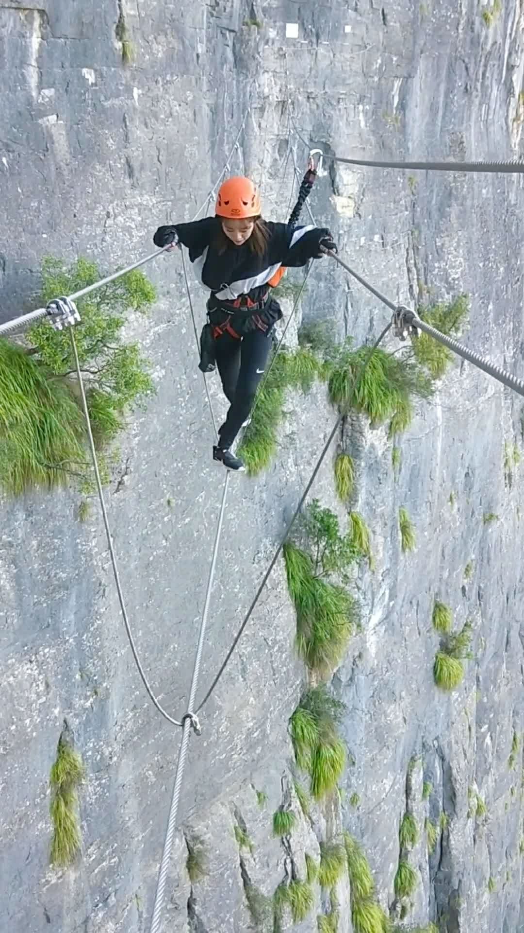 飞拉达上最具挑战性的钢丝桥