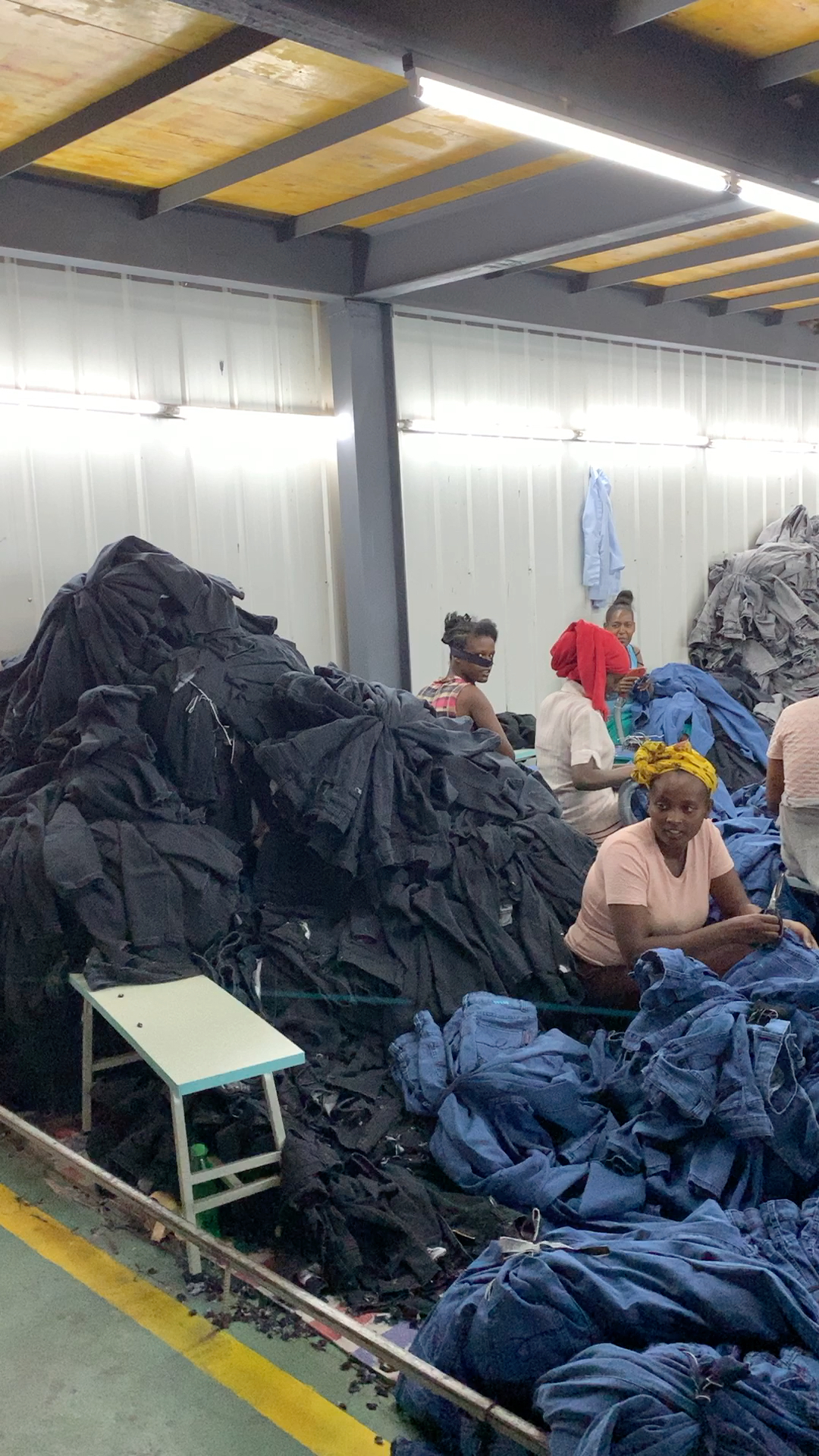 这个生产牛仔裤的车间有什么品牌,下个视频告诉你.