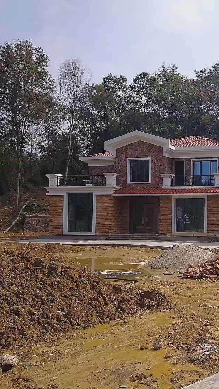 兄弟俩盖房子,母亲说盖一栋四层的,一起住,大嫂不同意,宁愿多出10万块