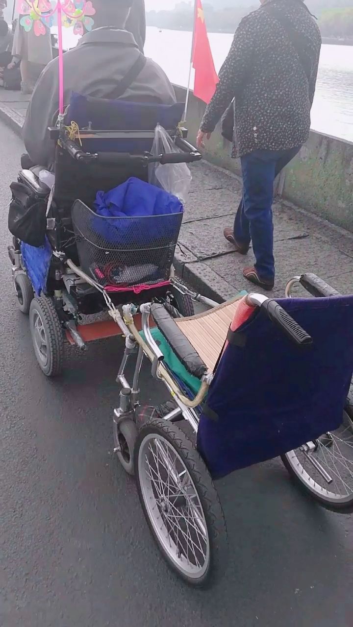 老爷爷电动轮椅带拖挂!只为重阳节载老伴一起逛西湖!这就是爱吧!