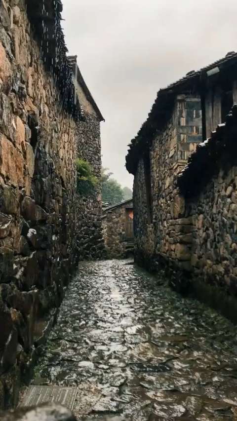 我喜欢下雨天的时候和你一起躲雨的屋檐!