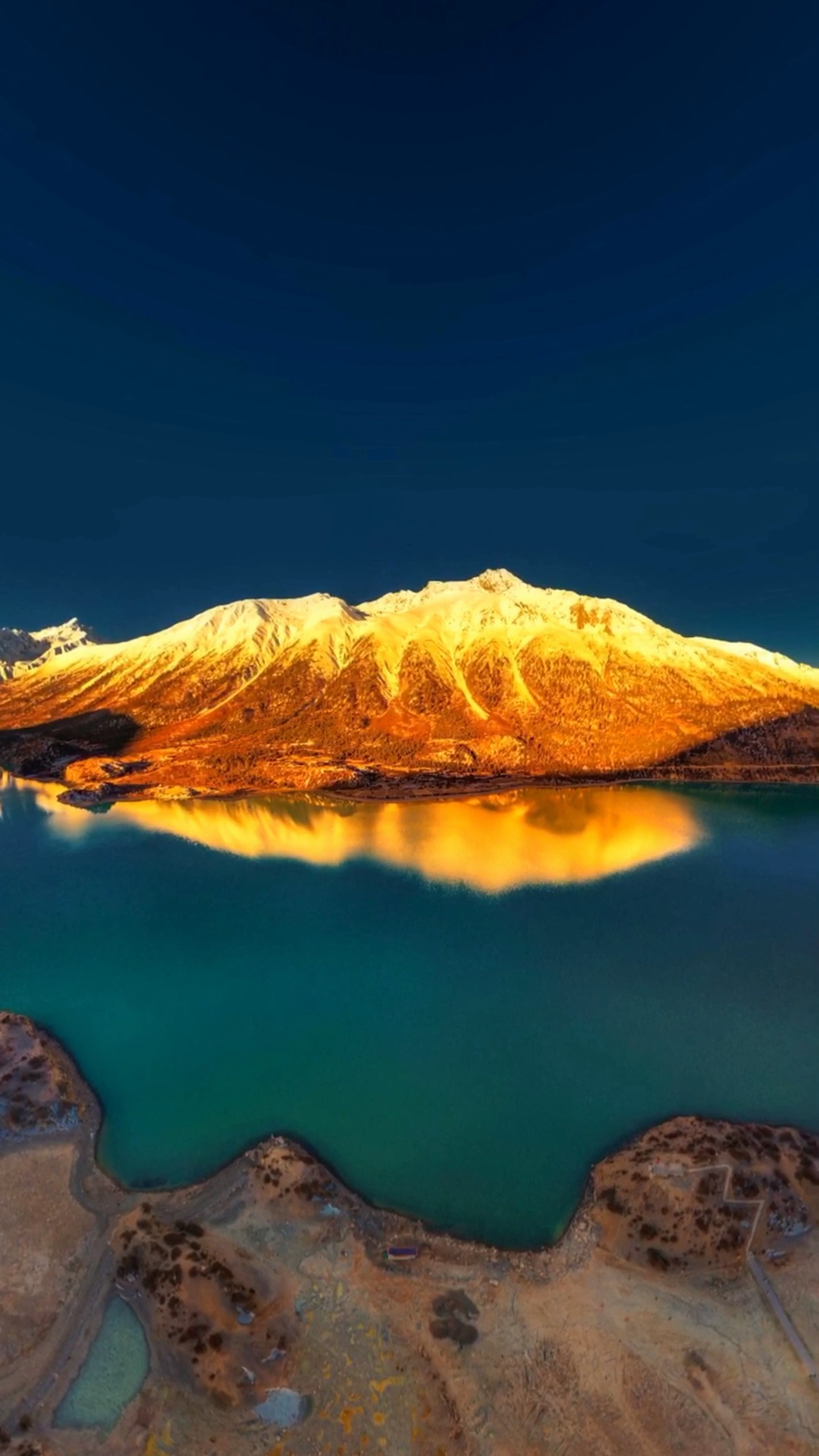 夕阳的余晖轻抚神圣的雪山,呈现出别样的美景