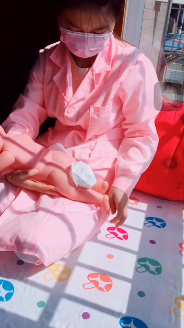 新生儿晒太阳退黄疸的方法,宝妈学会了吗?