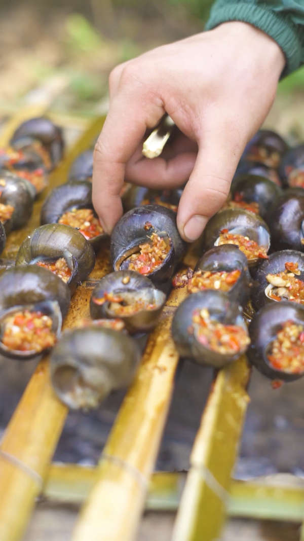 竹子还能当烤网?这样烤田螺太香了,周末宵夜必备!