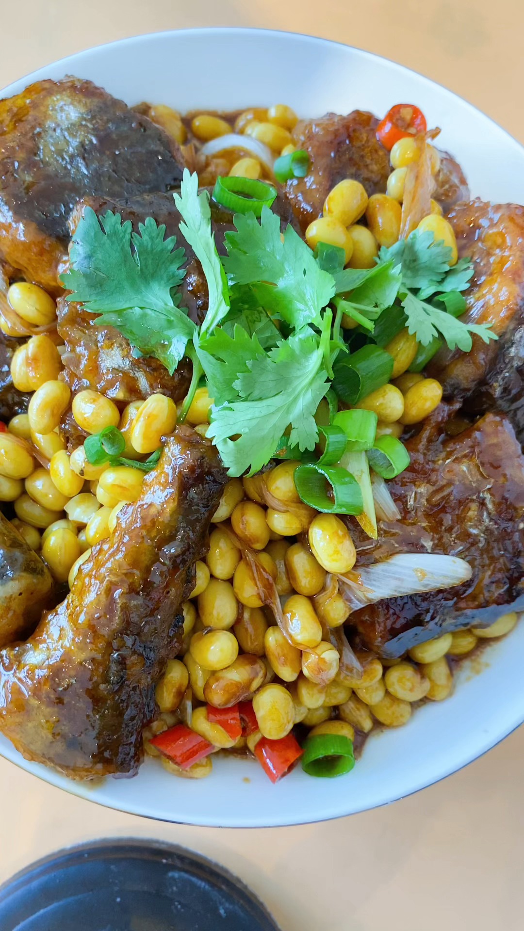 鲅鱼炖豆:这道菜非常有营养,在家里这样做非常好吃,大人小孩都喜欢.