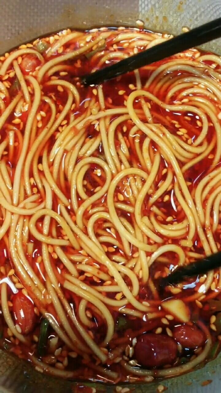 辣椒油拌面:你们有这样的做过吗?吃过吗?喜欢吗?你们自己在家会做吗?