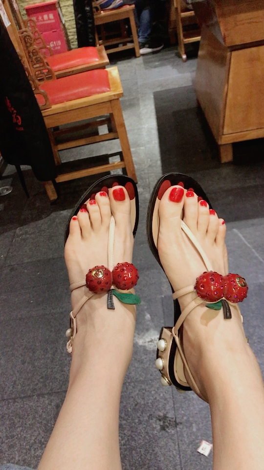 我的小脚,我的肚子,我的小手