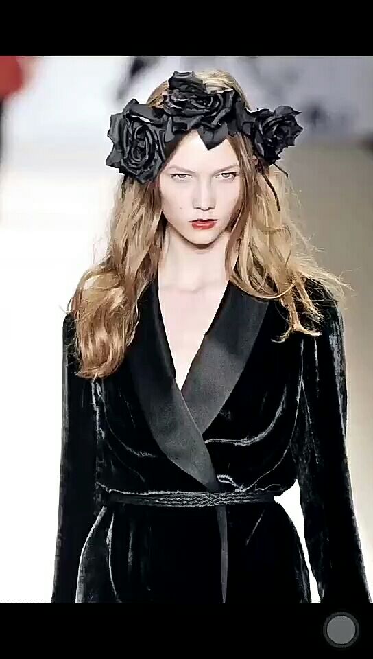 karlie kloss2008年的走秀片段,当年真的嫩得能掐出水!