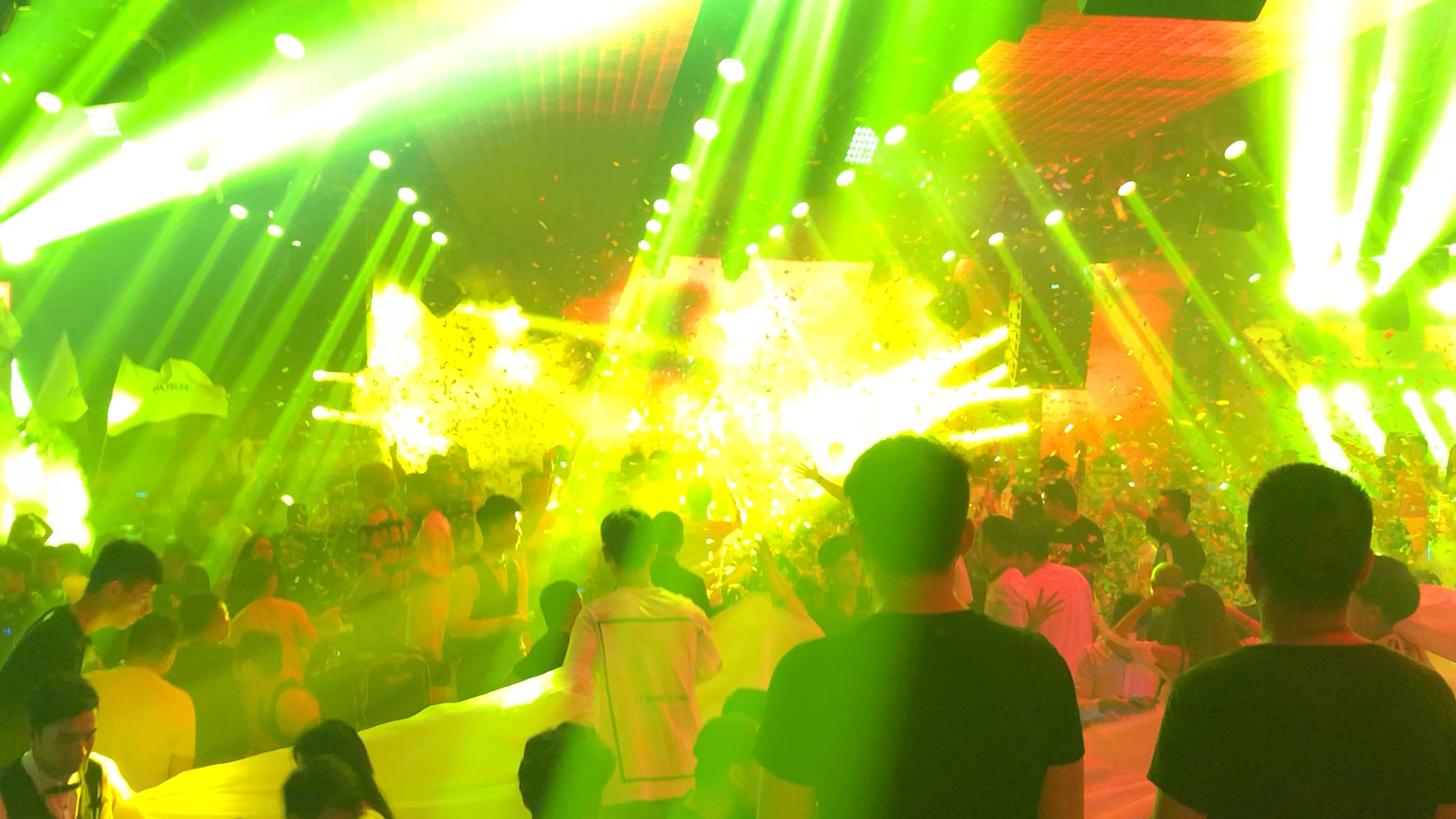 武汉最大夜店:赫本酒吧