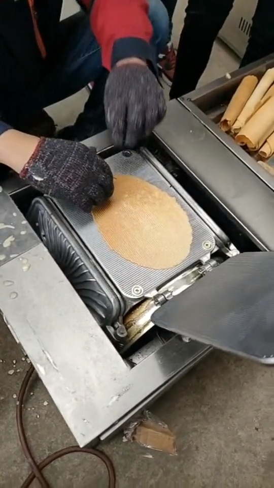 楼下卖蛋卷的师傅,用的机器越来越高级了,可以一次做六个蛋卷!