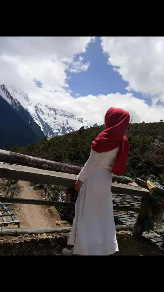 我从远方走来,带着缠绵俗世的灵魂与爱,步履蹒跚.