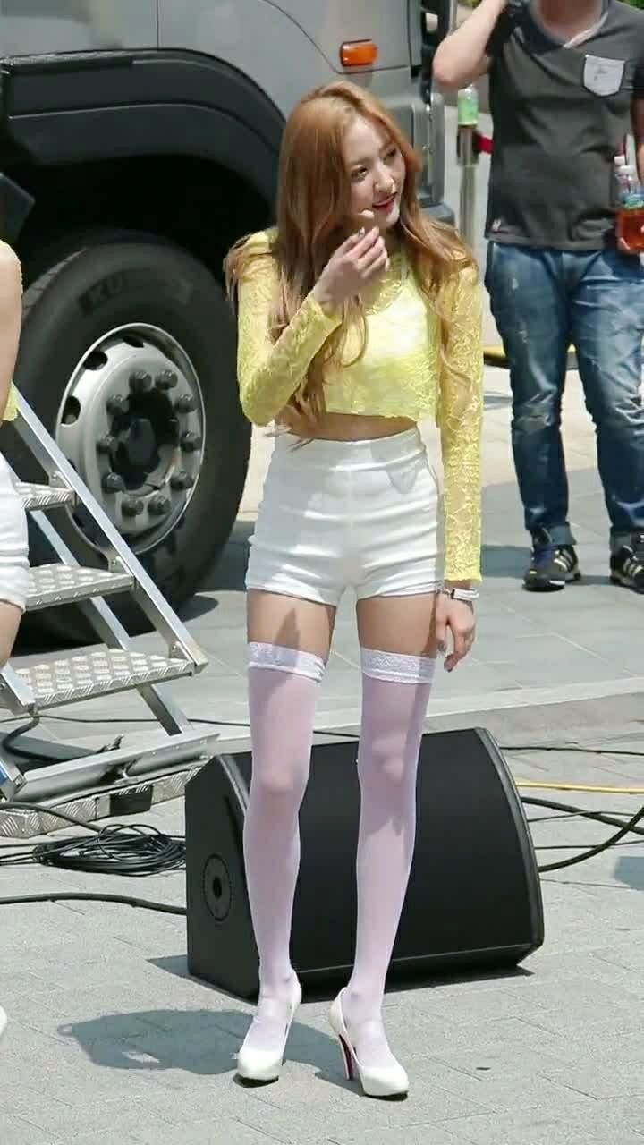 韩国女团饭拍秀,女神迷人的笑容,长长的丝袜美腿,堪称完美身材97