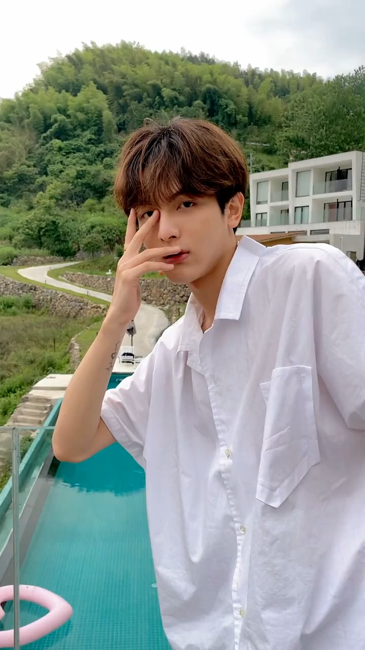 帅哥模仿帅哥拍照这么搞笑吗