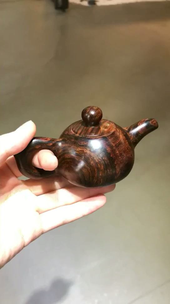 海黄茶壶,器型圆润饱满,纹理绚丽  【品名】海黄 茶壶  【材质】海南