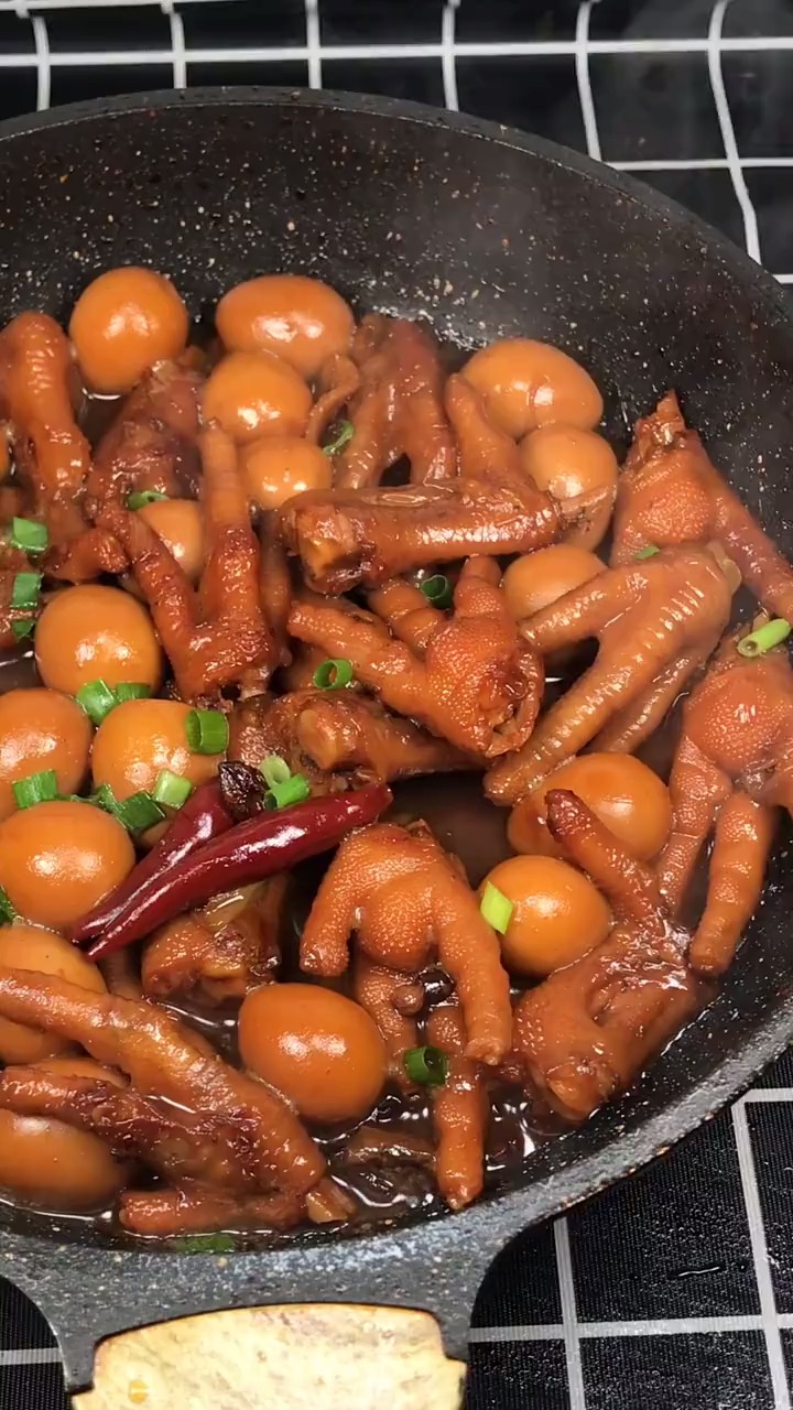 红烧鸡爪鹌鹑蛋这样做,连骨头都不放过.