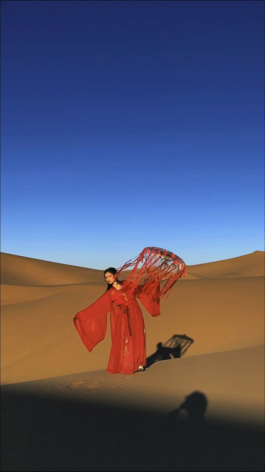 穿着汉服起旅行之额济纳旗八道桥沙漠.