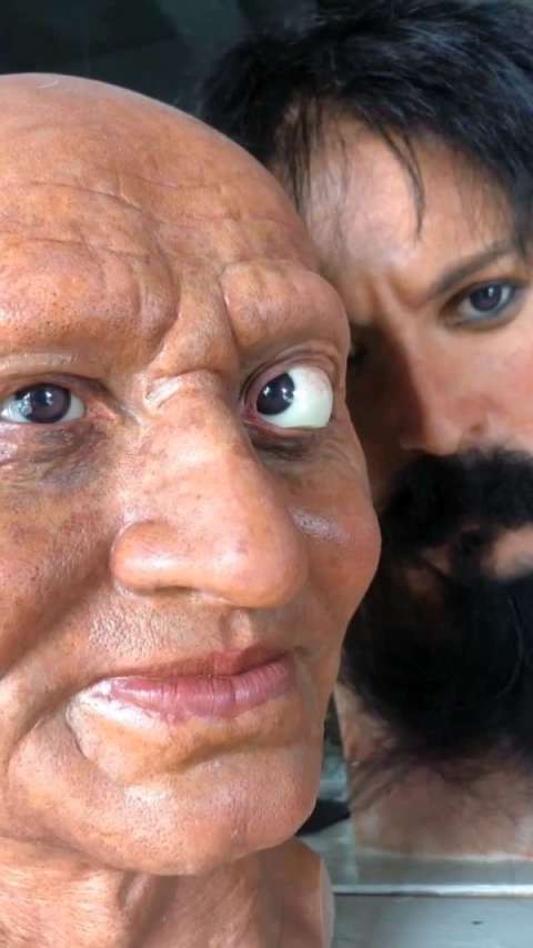 看我,再看我,信不信我把你的眼珠子都抠出来!