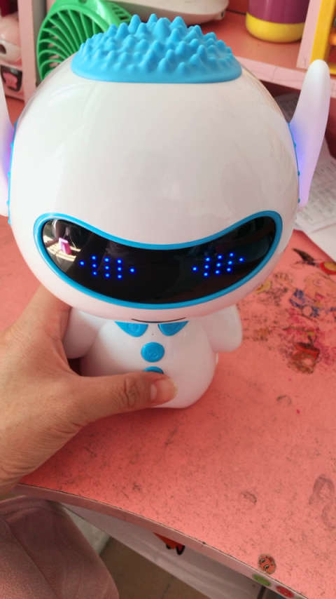 有小威机器人的陪胖,小朋友还会寂寞吗?