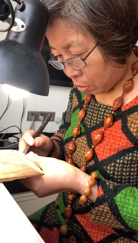 国家非物质文化遗产传承人核雕大师金云玲现场雕刻