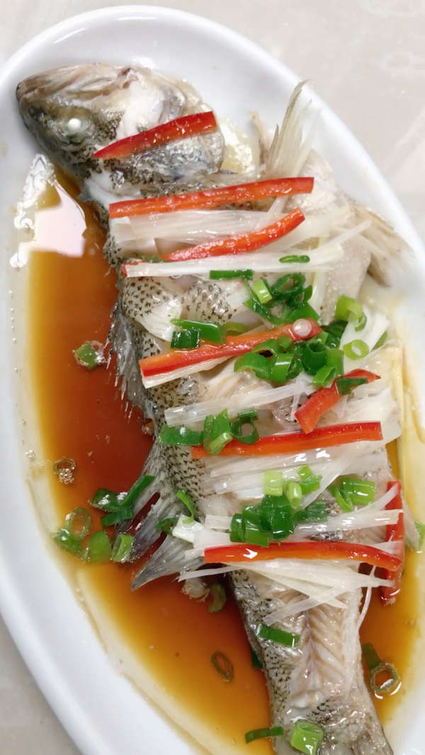 中午媳妇的【清蒸鲈鱼】秒杀酒店,第一次用微视录美食